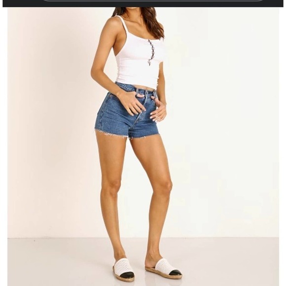 Levi's Ribcage Short premium denim women’s size 31 - Picture 2 of 11